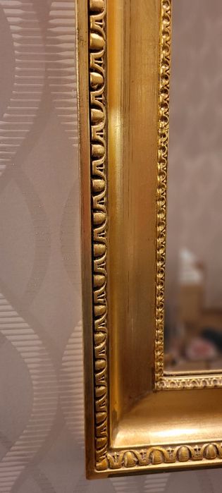 Lustro w złotej stylowej drewnianej ramie