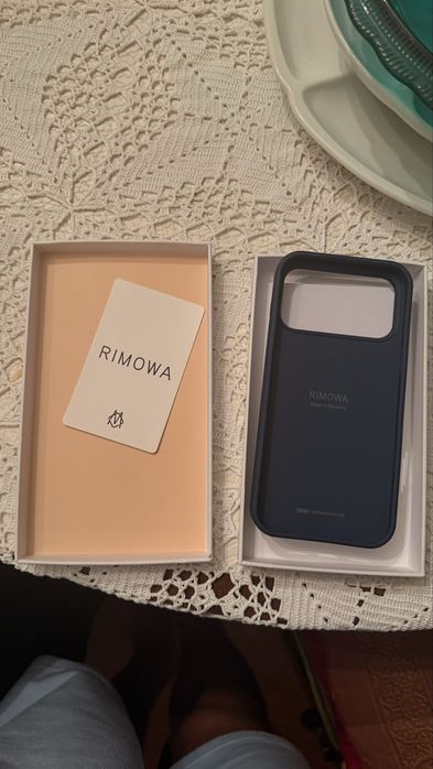 Capa RIMOWA Azul-Escura para iPhone 17 Pro Max – Nova