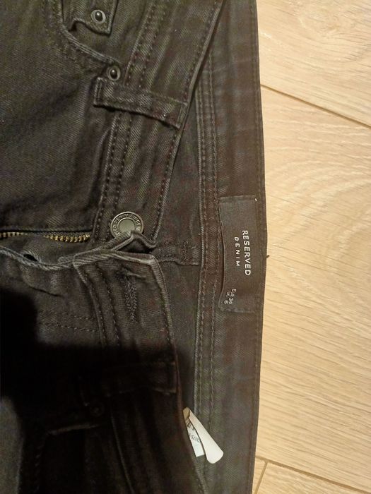 Czarne jeansy Reserved 34.