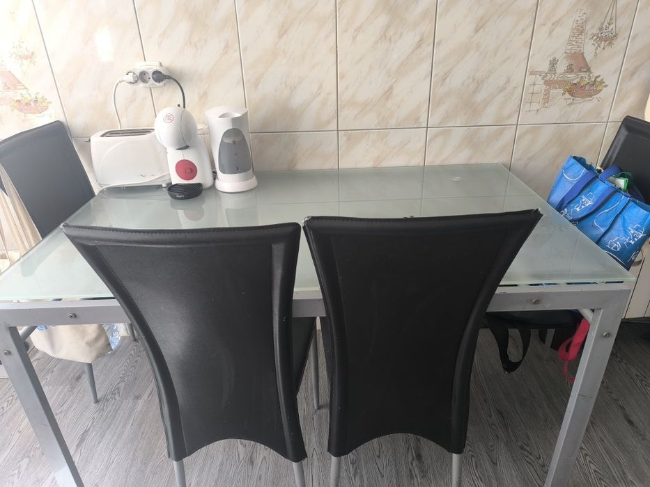 Mesa de vidro com cadeiras