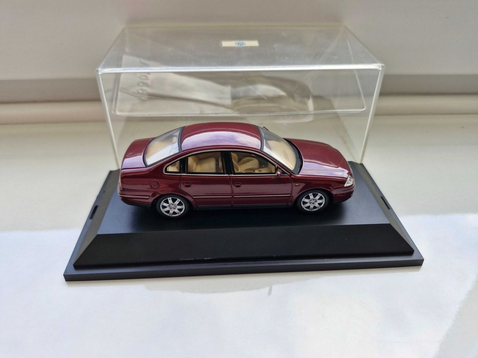 VW Passat B5 sedan bordo Schuco 1:43