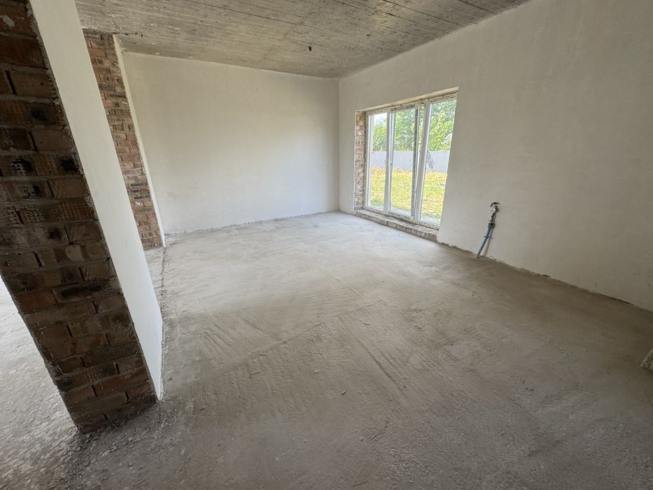 Котедж з власним подвір’ям та заїздом