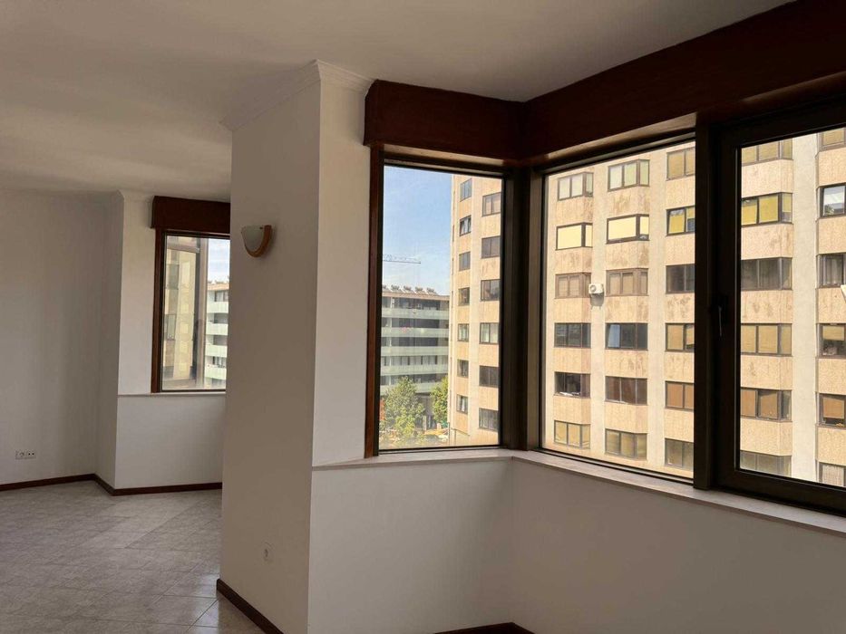 Arrendo T2 com garagem no centro de Valença — Av. de São Teotónio (Edifício Lepanto)