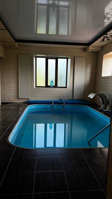 Унікальний будинок з власним парком і озером