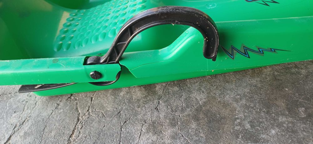 Vendo 3 trenós de neve
