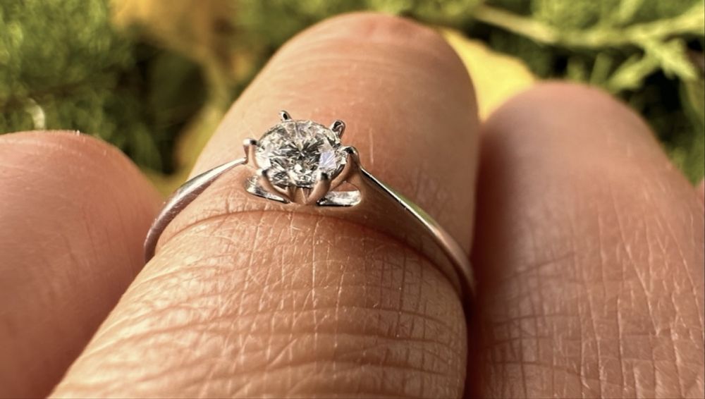 Золота каблучка з природним діамантом,0,17 ct,17,5 розмір,4/5,3,7мм.