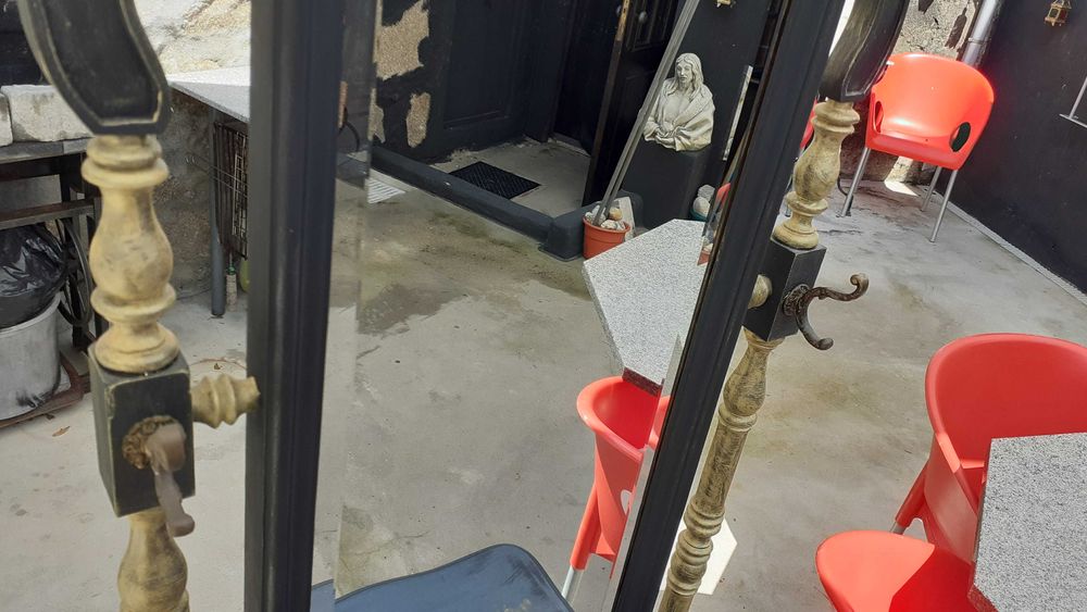 Movel muito antigo de entrada com chapeleira