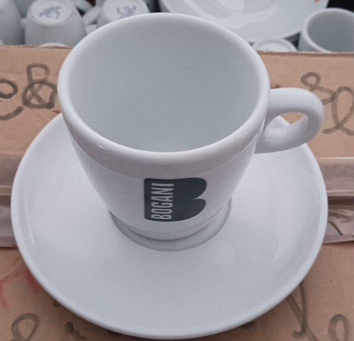 Chávena de meia de leite e pires