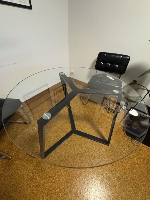 Conjunto mesa vidro Beliani + 4 cadeiras pretas