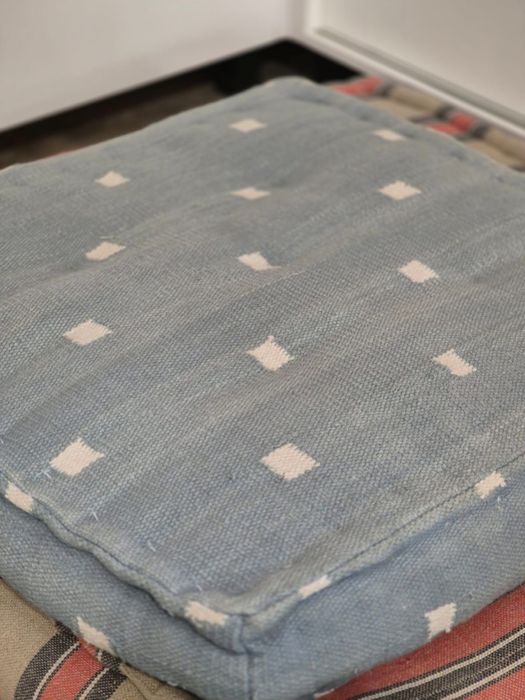 Dois puffs em ótimo estado, confortáveis e com tecidos resistentes.