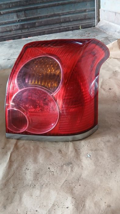 Farolim Toyota advensis de 2005