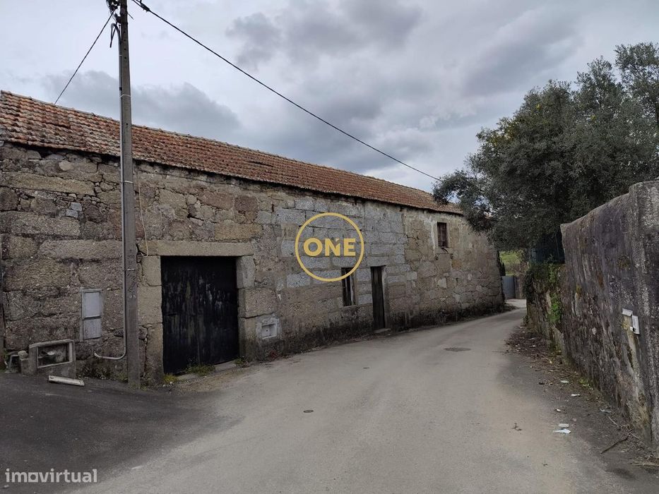 Moradia para restauro, em Bairro. Oportunidade única!