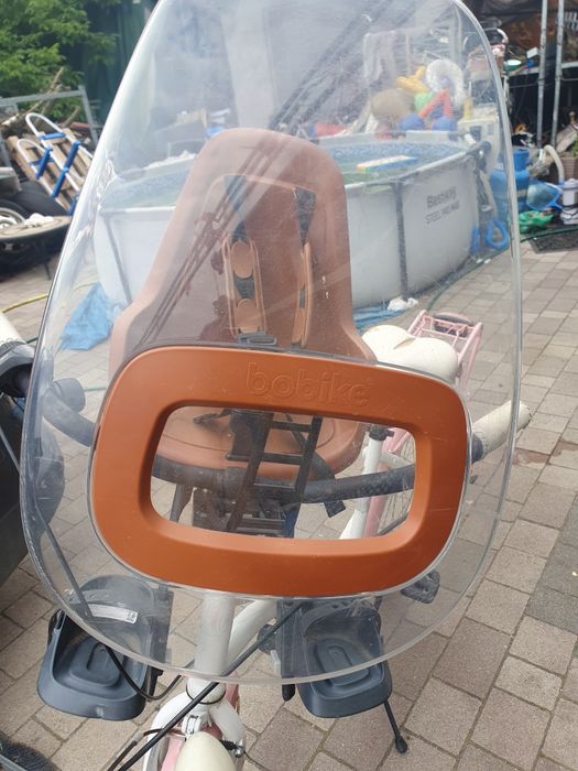 Fotelik rowerowy na kierownice z szybką ochronna  bobike