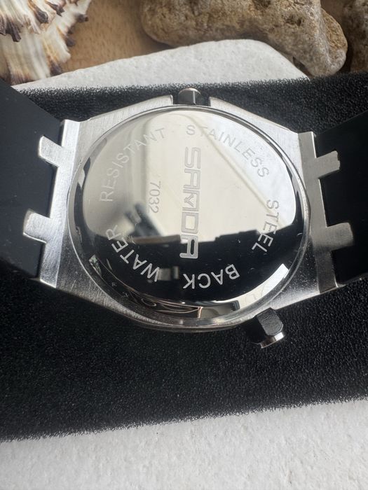 Стильний чоловічий годинник