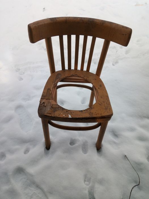 68. Stare krzesła do renowacji z czasów PRL-u -2 sztuki