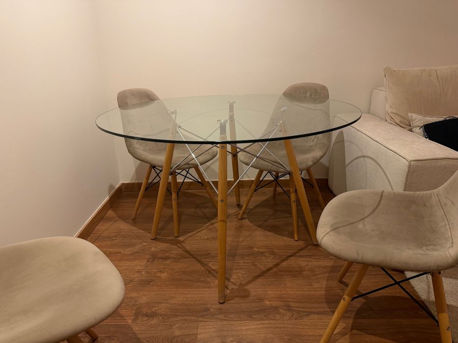 Conjunto mesa e cadeiras