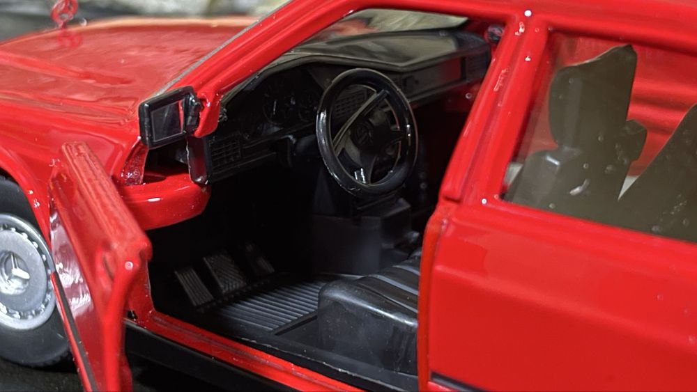 1:24 Mercedes Benz 190 машинка іграшка авто в колекцію залізна машинка