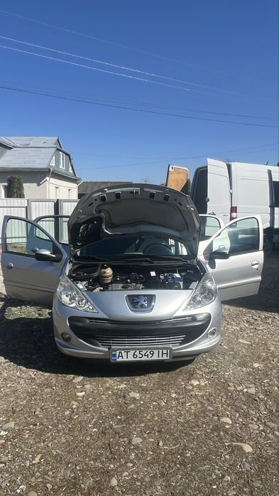 Автомобіль Пежо 206 +