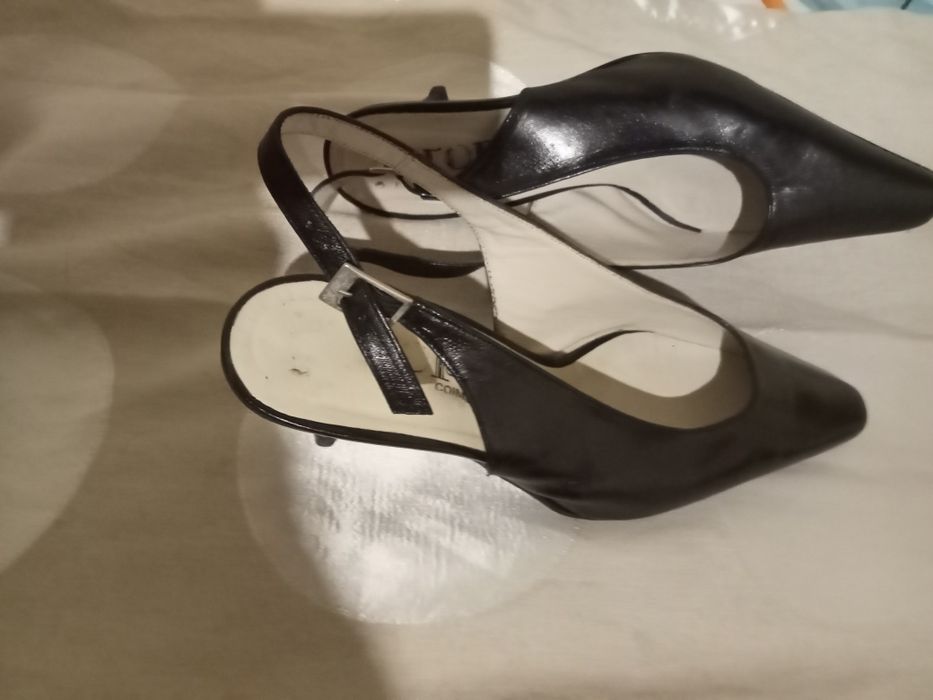 Vendo sapatos de cerimónia, usei 2 vezes, são em pele.