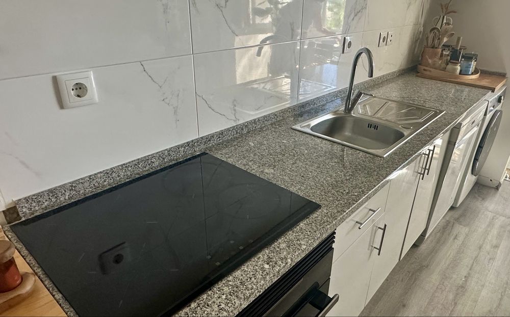 Cozinha completa c/ bancada de pedra, lava-loiça e exaustor