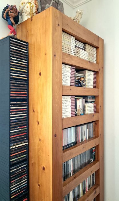 Móvel em madeira para CD's