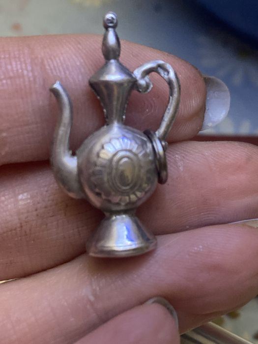 Mała srebrna zawieszka stara próba 835 dzbanek