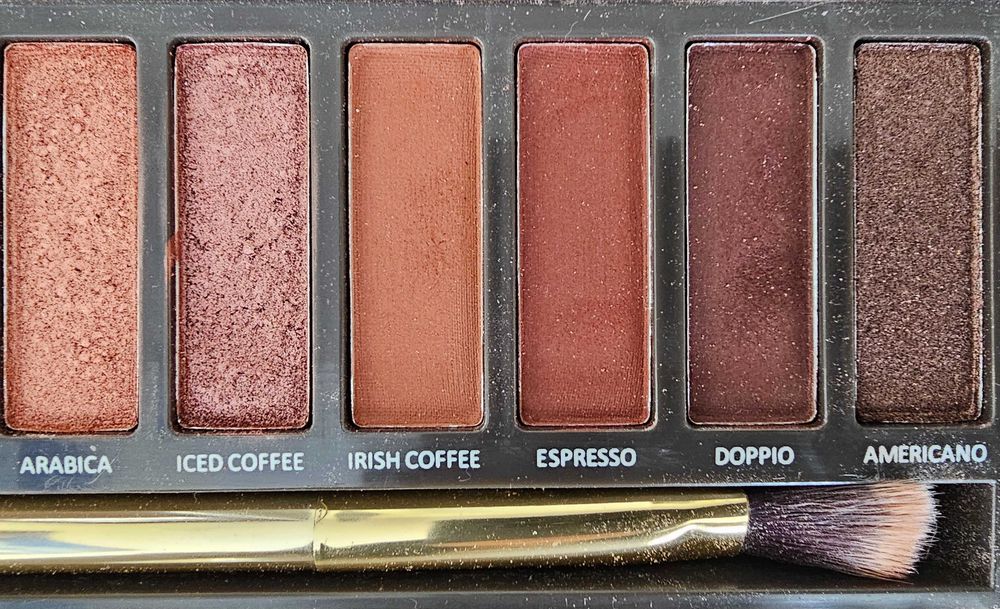 Paleta cieni do powiek Eveline Charming Mocha