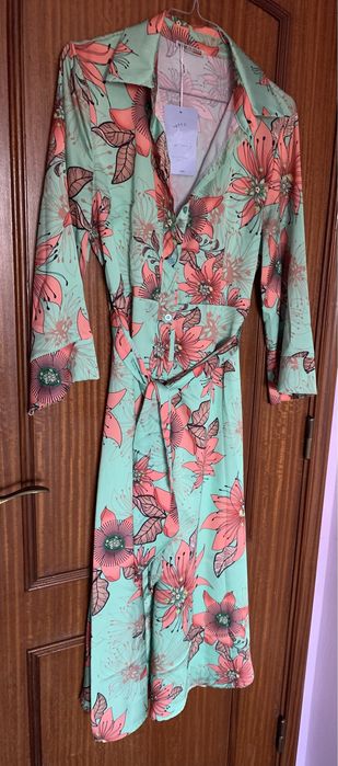 Vestido florido, comprido, com manga evasê