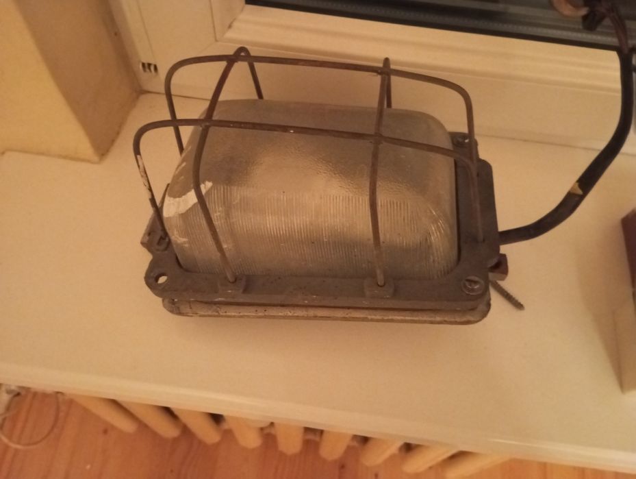 Lampa Prl w osłonie