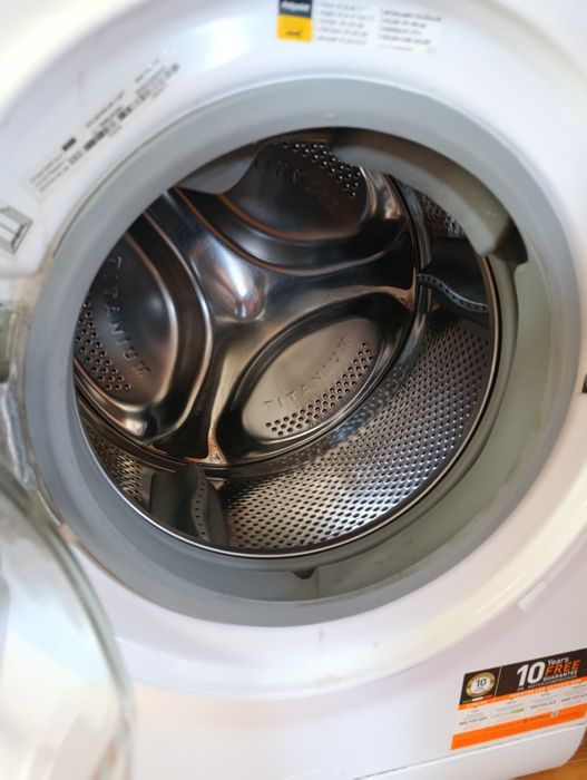 Máquina de lavar e secar da marca Hotpoint Ariston