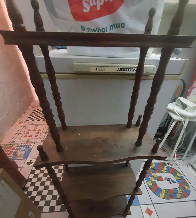 Móvel antigo com 3 prateleiras.