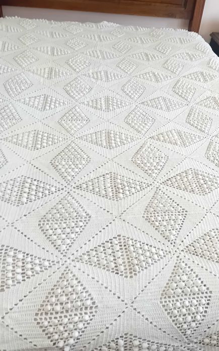 Colcha em croché feita à mão anos 70 em branco