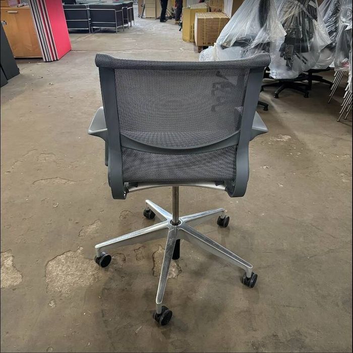 Cadeira modelo SETU da Herman Miller