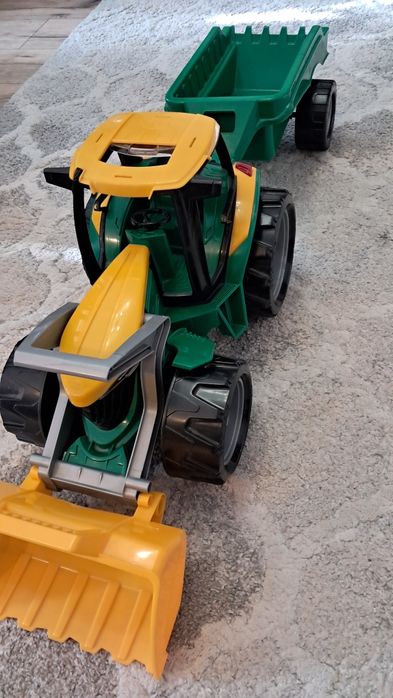 Traktor z przyczepą Lena