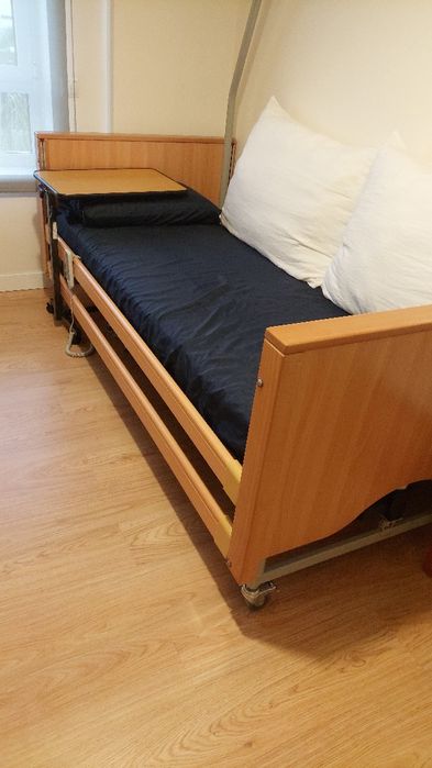Cama articulada hospitalar eletrica nova.