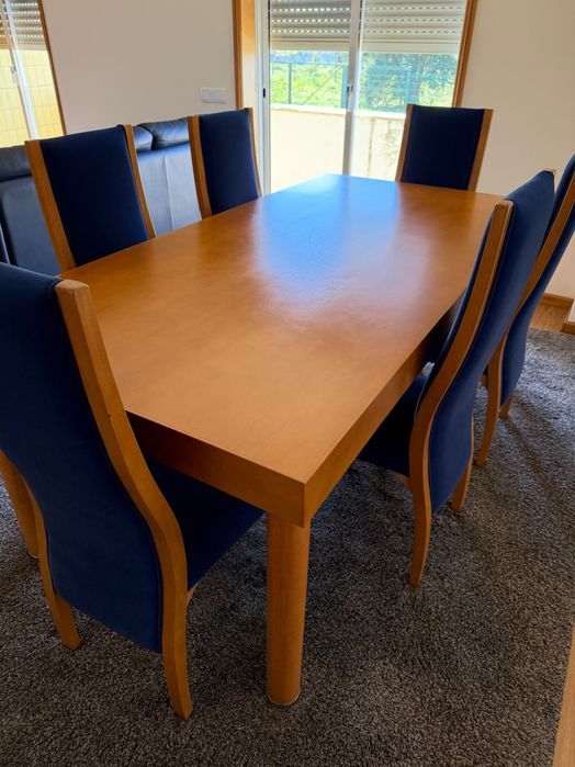 Vendo Conjunto mesa e cadeiras