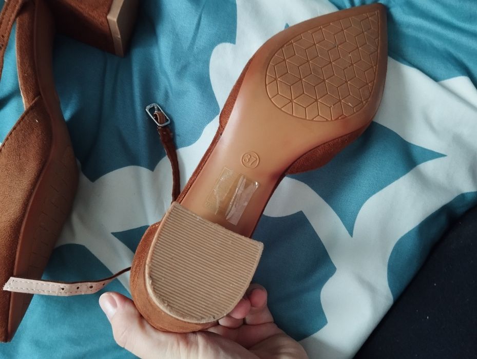 Buty na klocku na słupku niskie 37