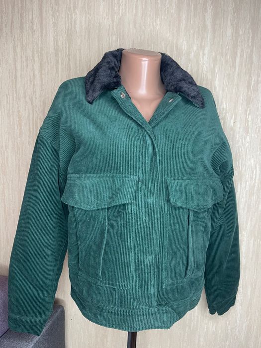 Новенька вельветова куртка з коміром зі штучного хутра