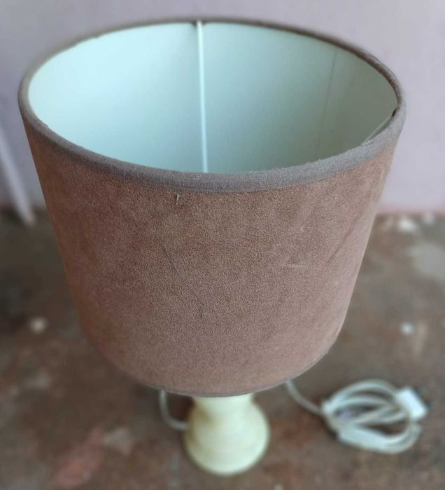 Candeeiro de mesa de cabeceira, com abajur em tecido e a base mármore
