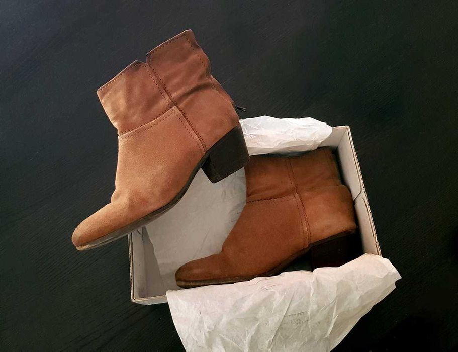 Botas de senhora camurça cano curto com fecho castanhas
