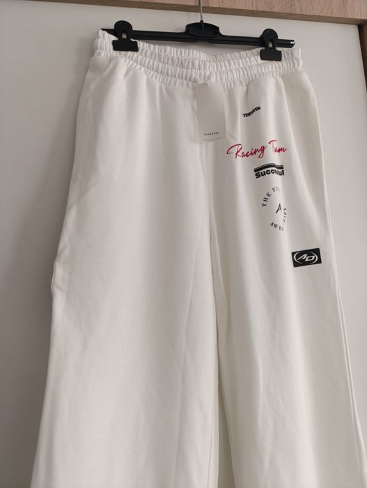 Reserved rozmiar 40 L białe spodnie dresowe z szerokimi nogawkami