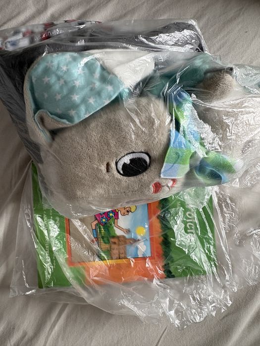 Bluzy 2 szt, maskotka i ksiazka licytacja