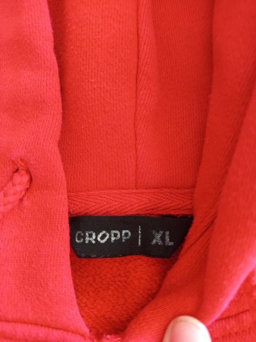 Czerwona bluza z kapturem