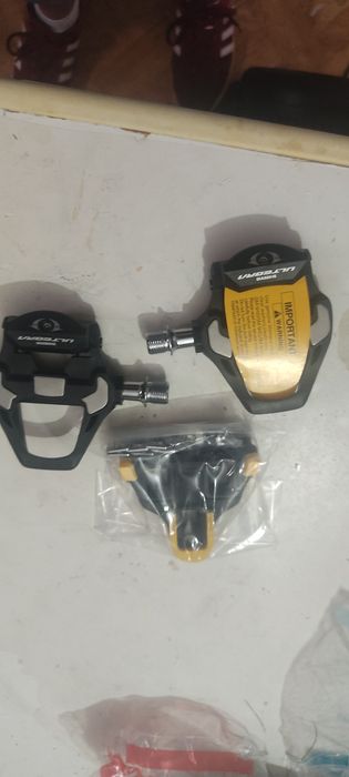 Vendo pedais Shimano ultegra  com cleats novos em caixa.