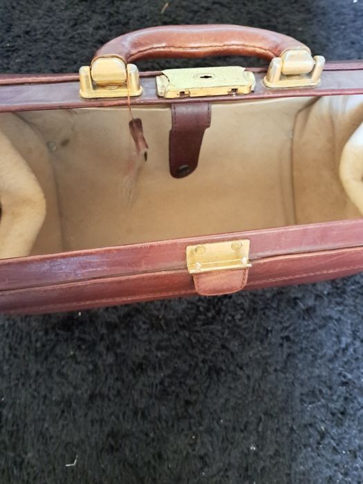 Mala de medico em pele com chave