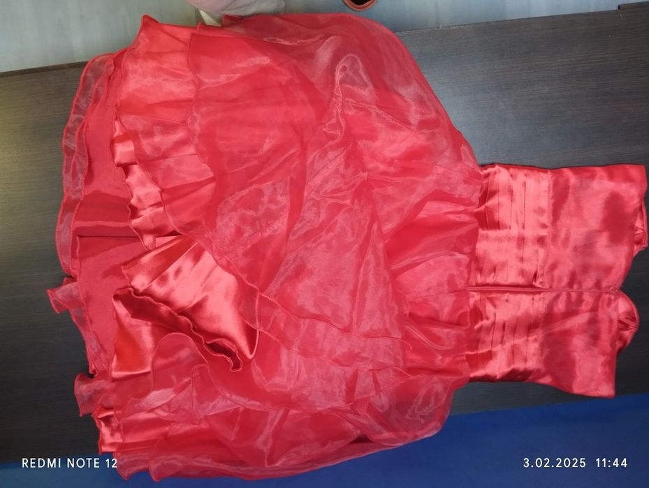 Cudna sukienka czerwona bez ramion. Pod biustem 38cm, Pas - 34cm,Długo
