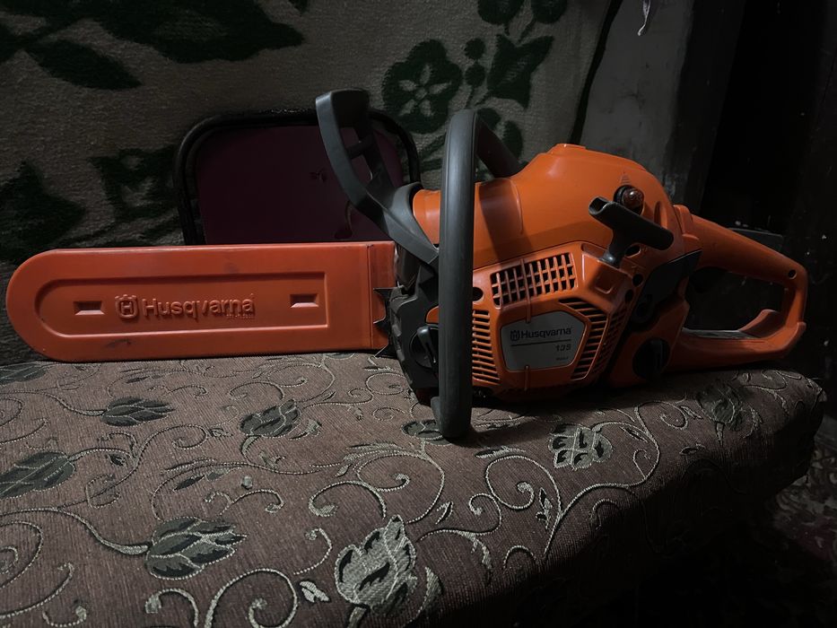 Продам  бензопилу Husqvarna 135