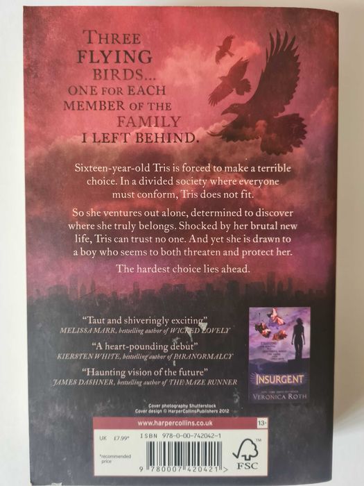 livro juvenil "Divergent" de Veronica Roth em inglês