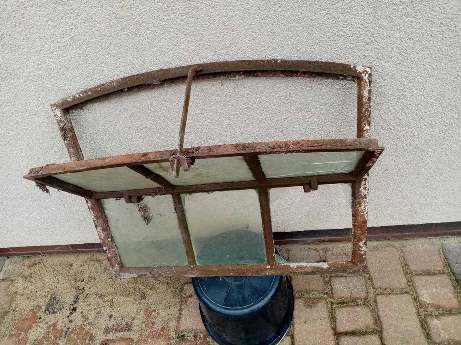 Okno metalowe, stare z łukiem u góry.