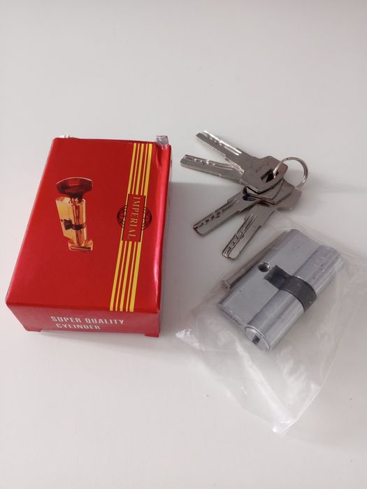 Замки дверные новые